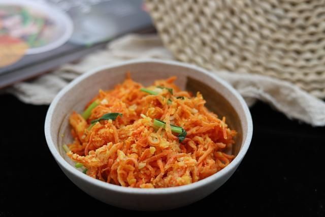 软香|跟妈妈学了个胡萝卜的新吃法,软香不上火,头一次做就成功了