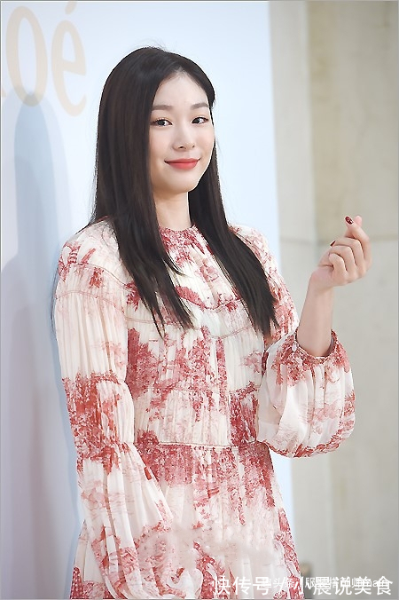 金妍儿|韩国前花滑女王金妍儿露面，纱裙秀腿长靴塞不满，高颜值体坛少见