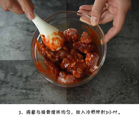 腌制过的排骨,翻炒入味,最后撒上一撮白芝麻,简直美味!