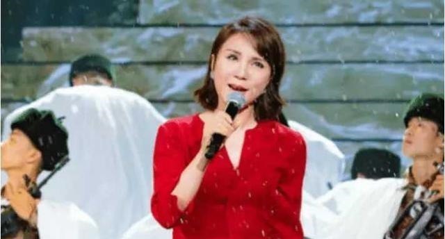 她威胁央视用自己的节目压轴，被驳回后直接罢演，最终惨遭封杀