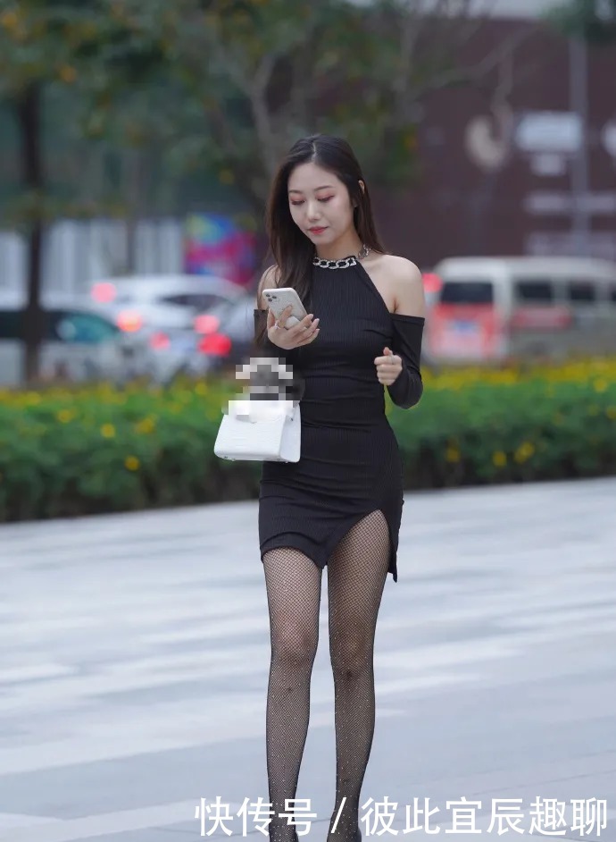 组图|街拍组图：女孩露肩裙搭配高跟鞋，挡不住的心动感觉