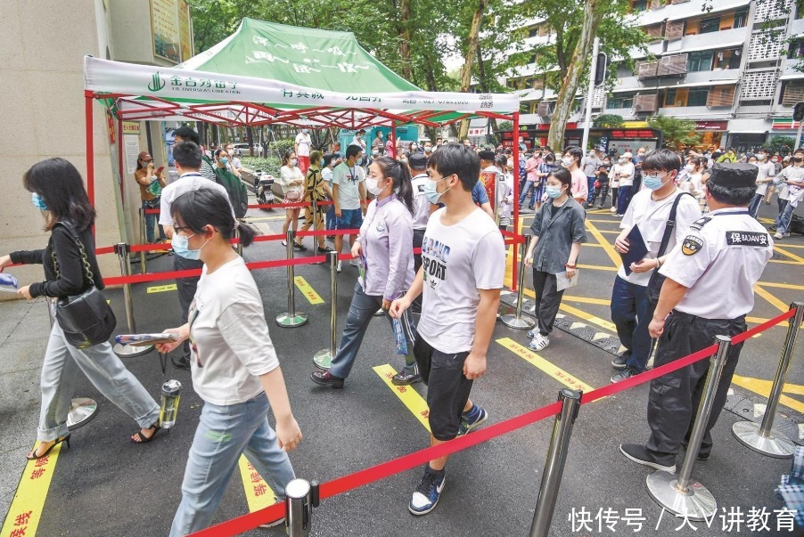 监考老师|高考时监考老师频繁喝水，并不只是口渴，姜还是老的辣