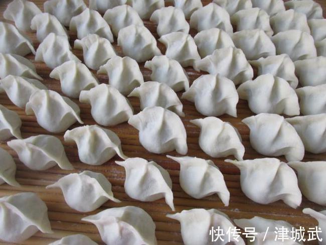 这菜包饺子真好吃，才2块钱一斤，鲜美多汁比肉馅饺子都好吃