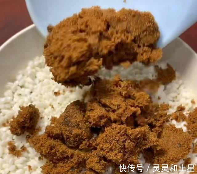 红糖糯米饭,做出来红亮诱人,解馋又不会胖,尤其适合女人吃