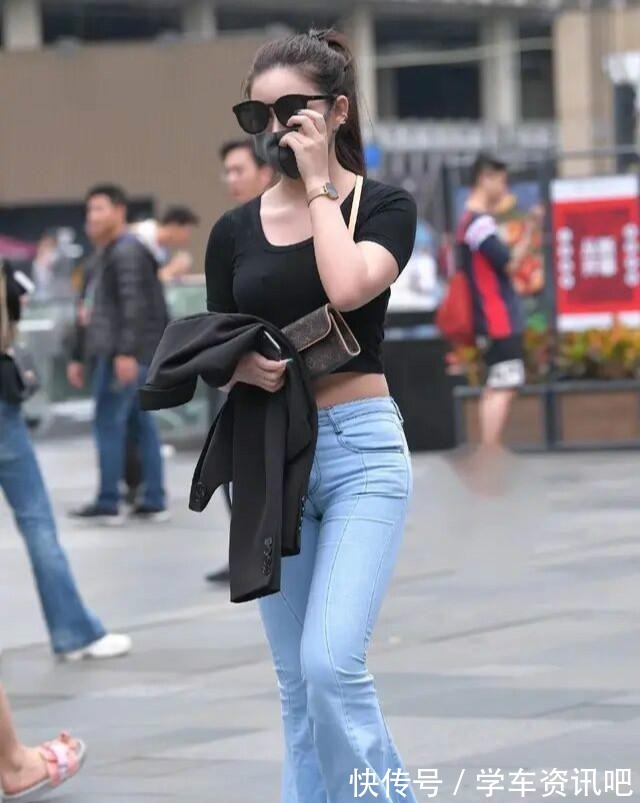 搭配 牛仔打底裤搭配时尚黑色上衣,穿搭利器,显得不那么平平无奇!