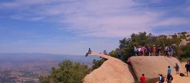 全球最“有欺骗性”的石头，看起来像悬在半空，实际却是角度问题