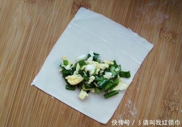 韭菜盒子|韭菜盒子这样做,不和面不擀皮,10分钟就能做一盘,皮薄馅儿香