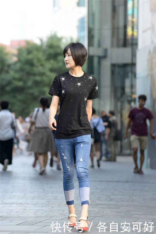 时尚妹妹的简单穿搭，一款牛仔裤就能配出简约风格