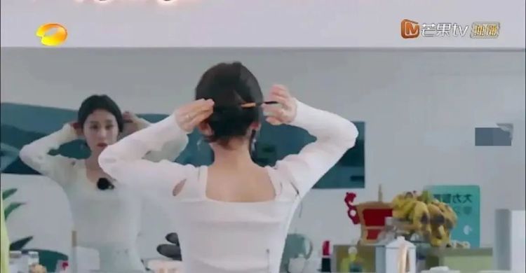 張碧晨一根筷子盤頭發(fā),趙麗穎都驚訝了