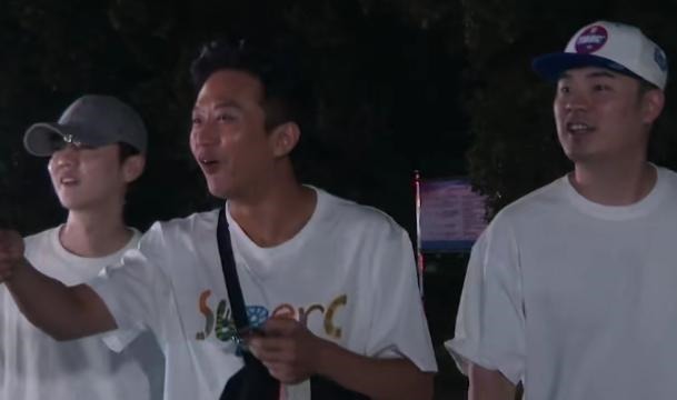 待遇 邓超送恩人女孩一支笔,谁看请鹿晗送了什么关晓彤都没这待遇