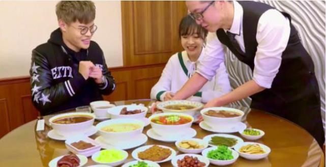 大胃王mini放“大招”,吃1万一碗的牛肉面,粉丝要破产了