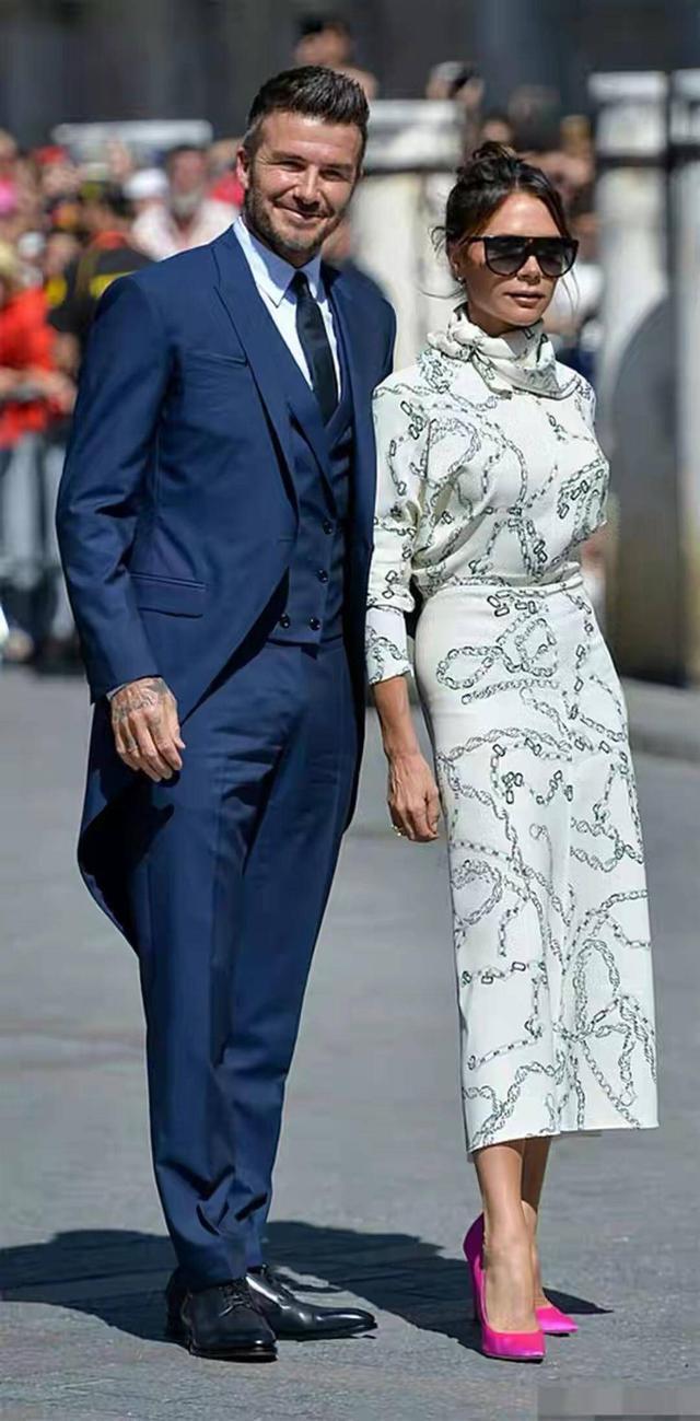 39岁梅根撞衫46岁贝嫂,同穿白色印花裙,王妃气质不敌名媛高级感