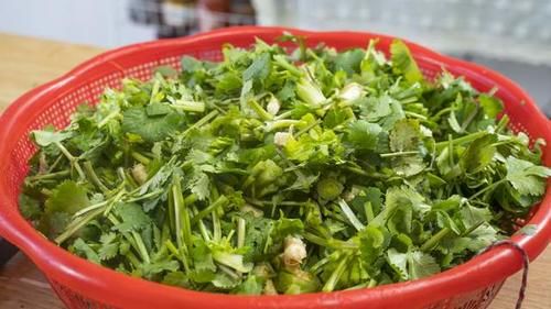 香菜不要当配菜了，农村姑娘教你1个新吃法，喝粥拌饭都是绝配
