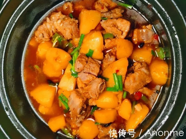 这才是土豆炖排骨的正确做法，荤素搭配，入口酥烂，满嘴留香