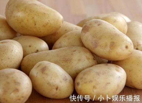才知道，保存土豆这么简单，学会3个土方法，久放不变绿不发芽
