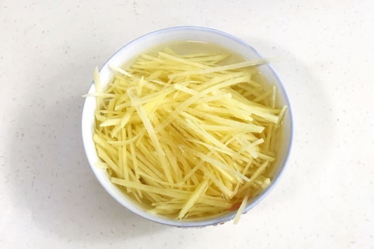 凉拌酸辣土豆丝，开胃下饭味道好，家常凉菜佳品