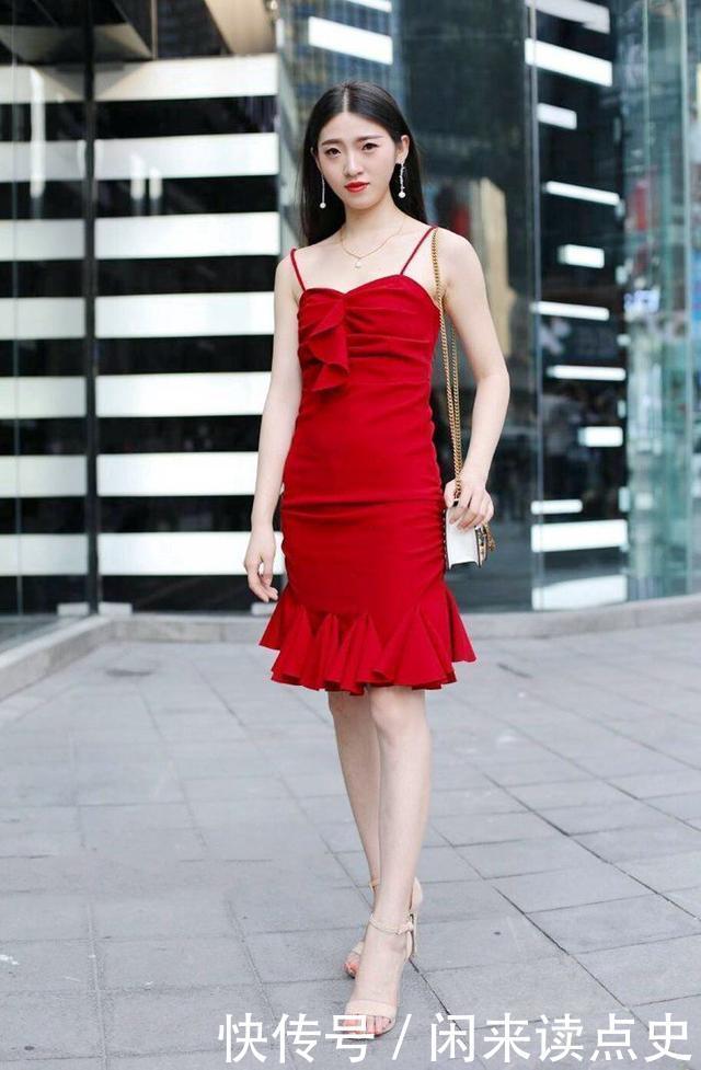 “小短裙”已经失宠了!今年开始流行“热恋裙”,遮肉显瘦又百搭