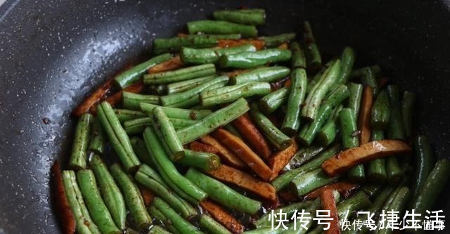 鲜香|北方焖面最好吃的做法，不加一滴水，鲜香入味，一锅吃了个精光！