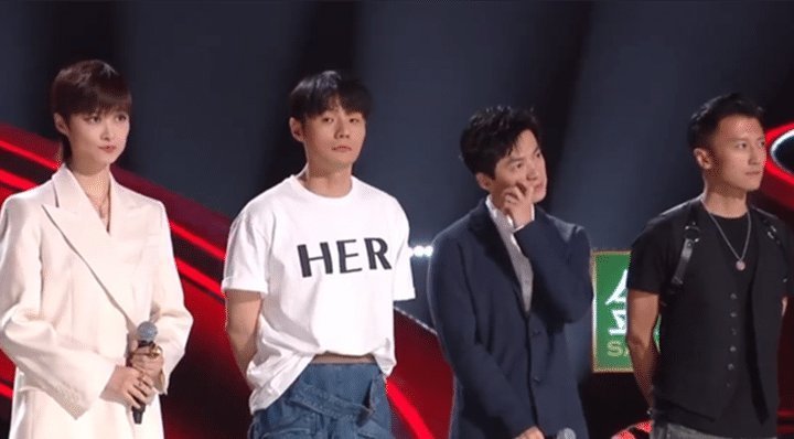 《中国好声音》发布会,李宇春稳站C位,李健拒绝换位置