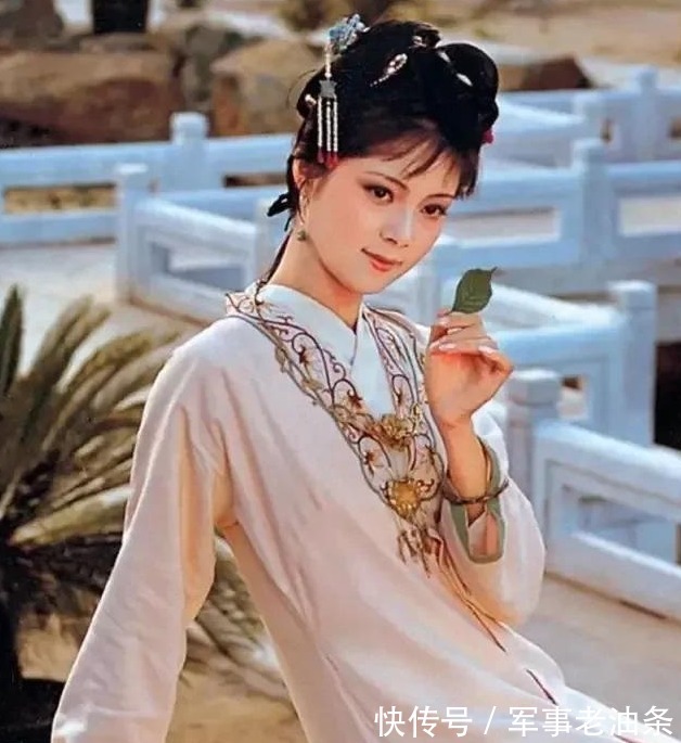 林黛玉@宝钗在荣国府过着什么日子?不可能受到疼爱,同样风刀霜剑严相逼