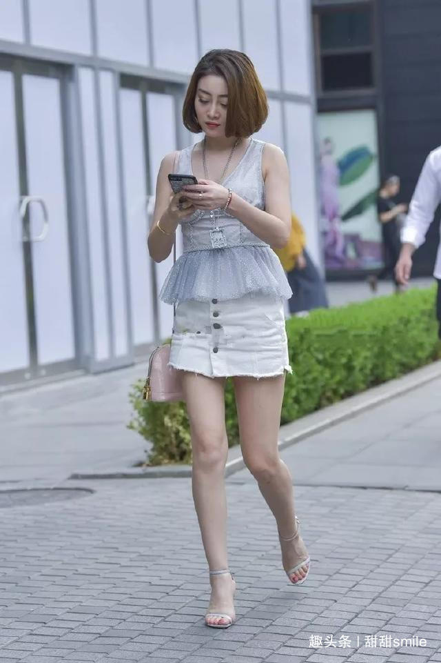 高跟鞋 美女短袖连衣裙搭配裸粉色的高跟鞋,整体浅色系的色调非常柔和