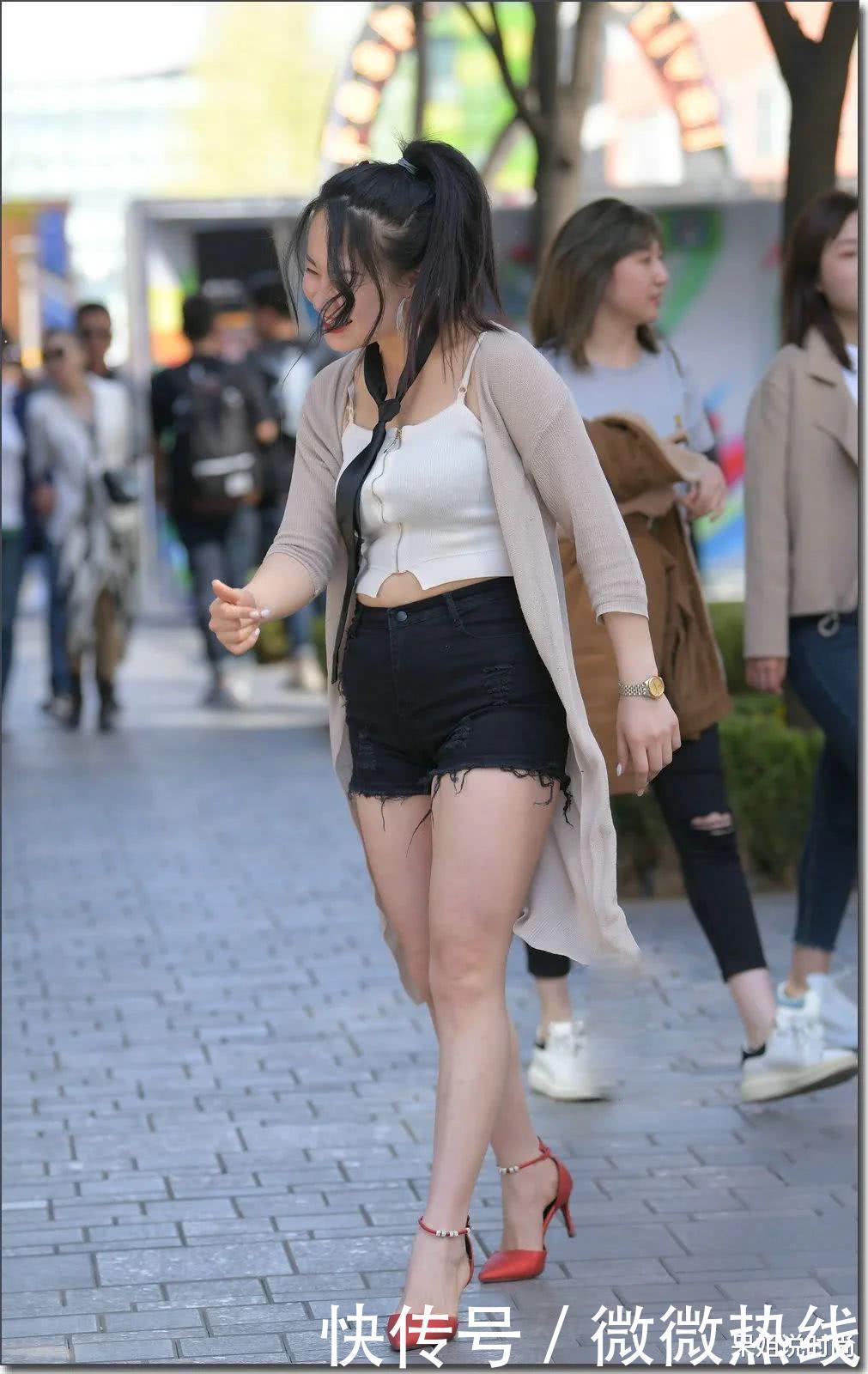 时髦的穿着让“丰腴动感”的大姐姐,在街头“翩翩起舞”