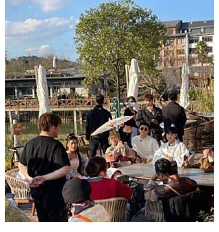 《青春環(huán)游記》溫州路透，嘉賓們都坐在椅子上，只有吳彤在站著……