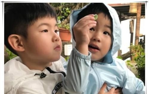 小宝|“吃醋宝宝”走红,只因妈妈多抱了一会姐姐,网友太委屈