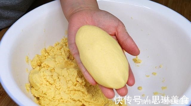 玉米面不要只做窝窝头了，试试这样做，连挑食的人也能吃2个