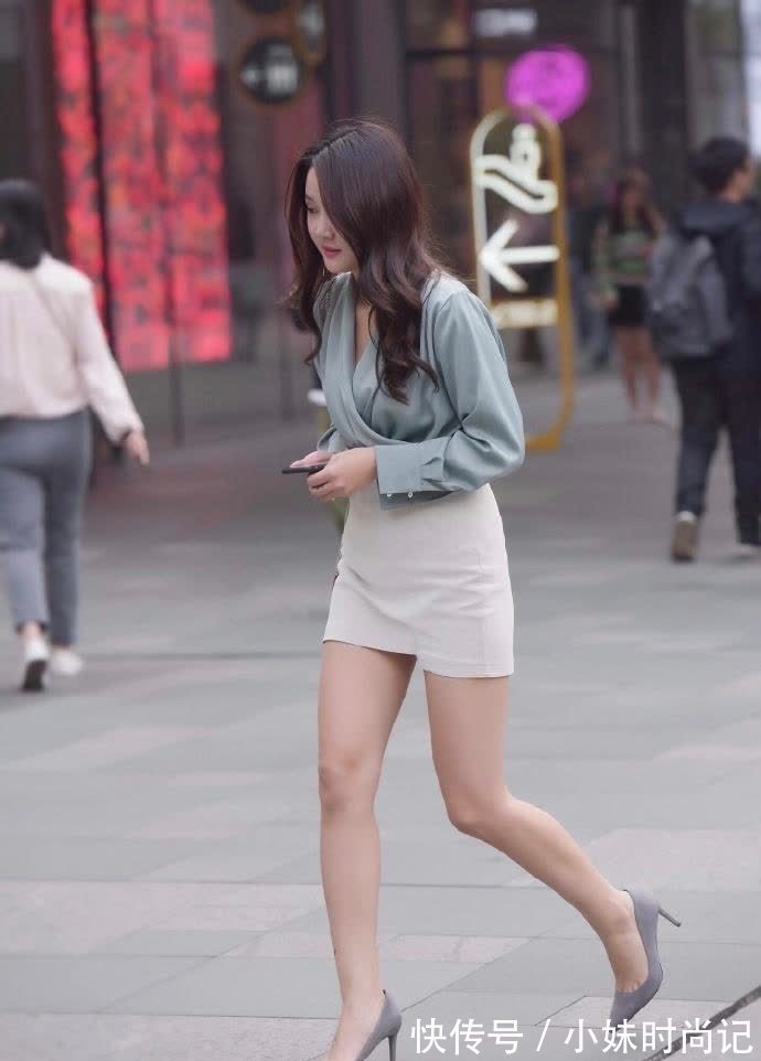 服饰 街拍:着一身浅色的服饰,做一个优雅的女人
