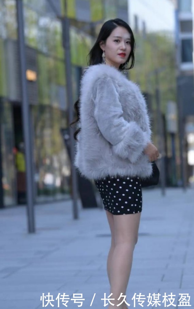 女人|成熟女人穿貂配短裙,皮肤白皙惹人爱,一双美腿真吸精睛!