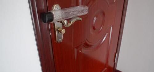 门把手上放一个衣架,真的太厉害了,解决了很多家庭的困扰,实用