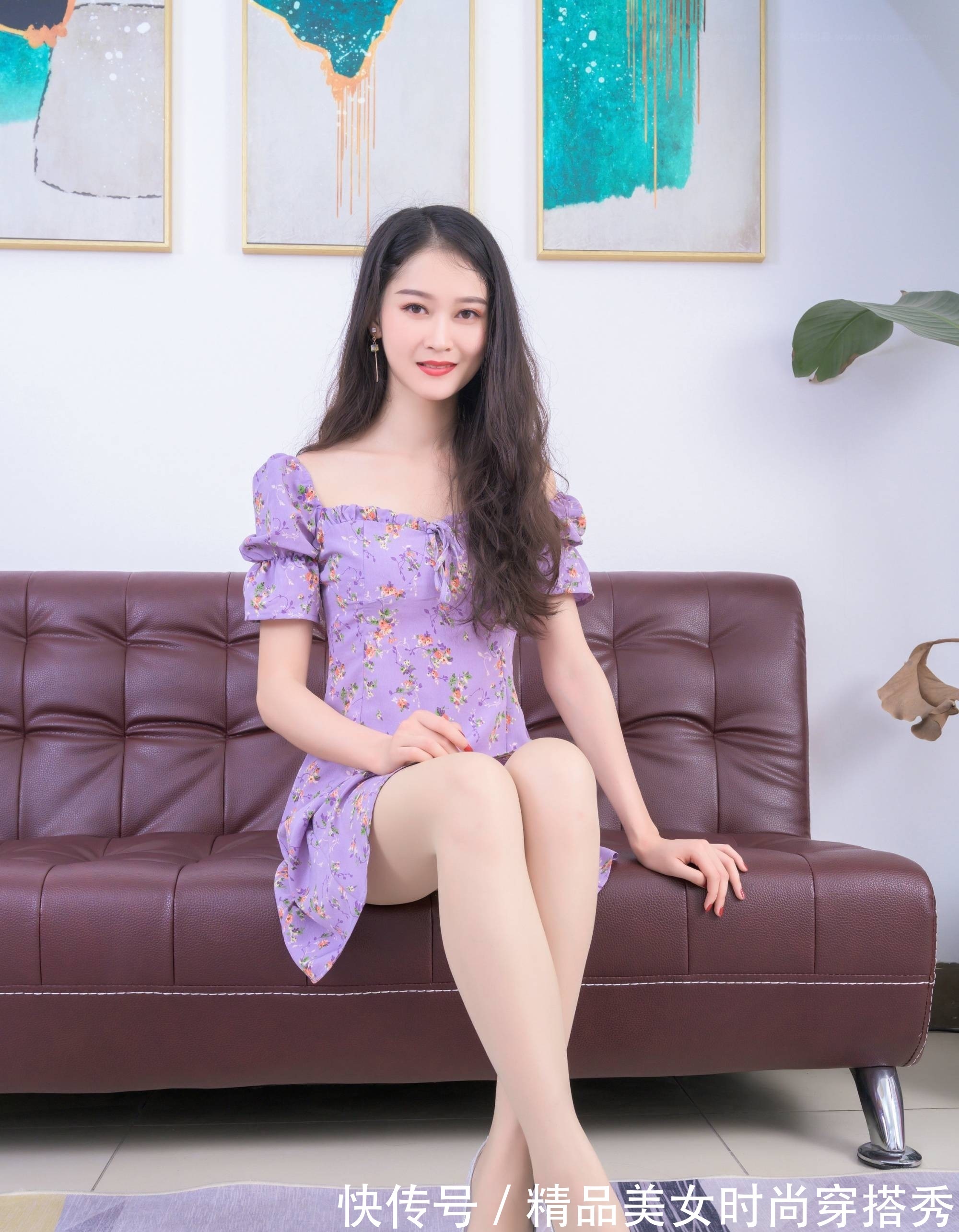 碎花连衣裙|紫色的碎花连衣裙,搭配一双高跟鞋,尽显优雅的女人味