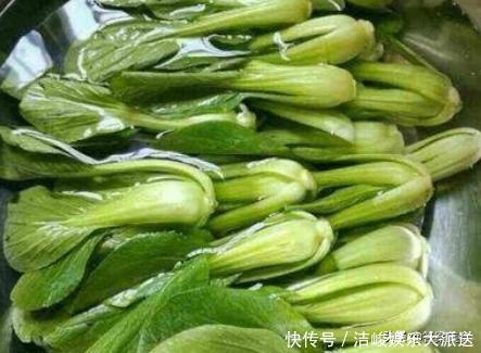 不管炒啥青菜,别直接下锅炒!学会4点,颜色翠绿,不发黑不出水