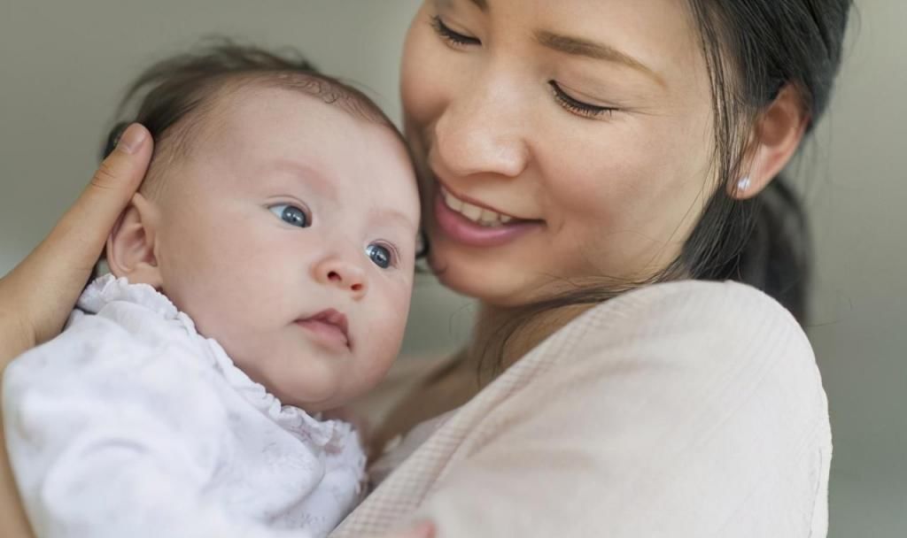 儿科医生|宝宝抱着好,还是躺着好?婆婆儿媳起争执,儿科医生:尽量躺着