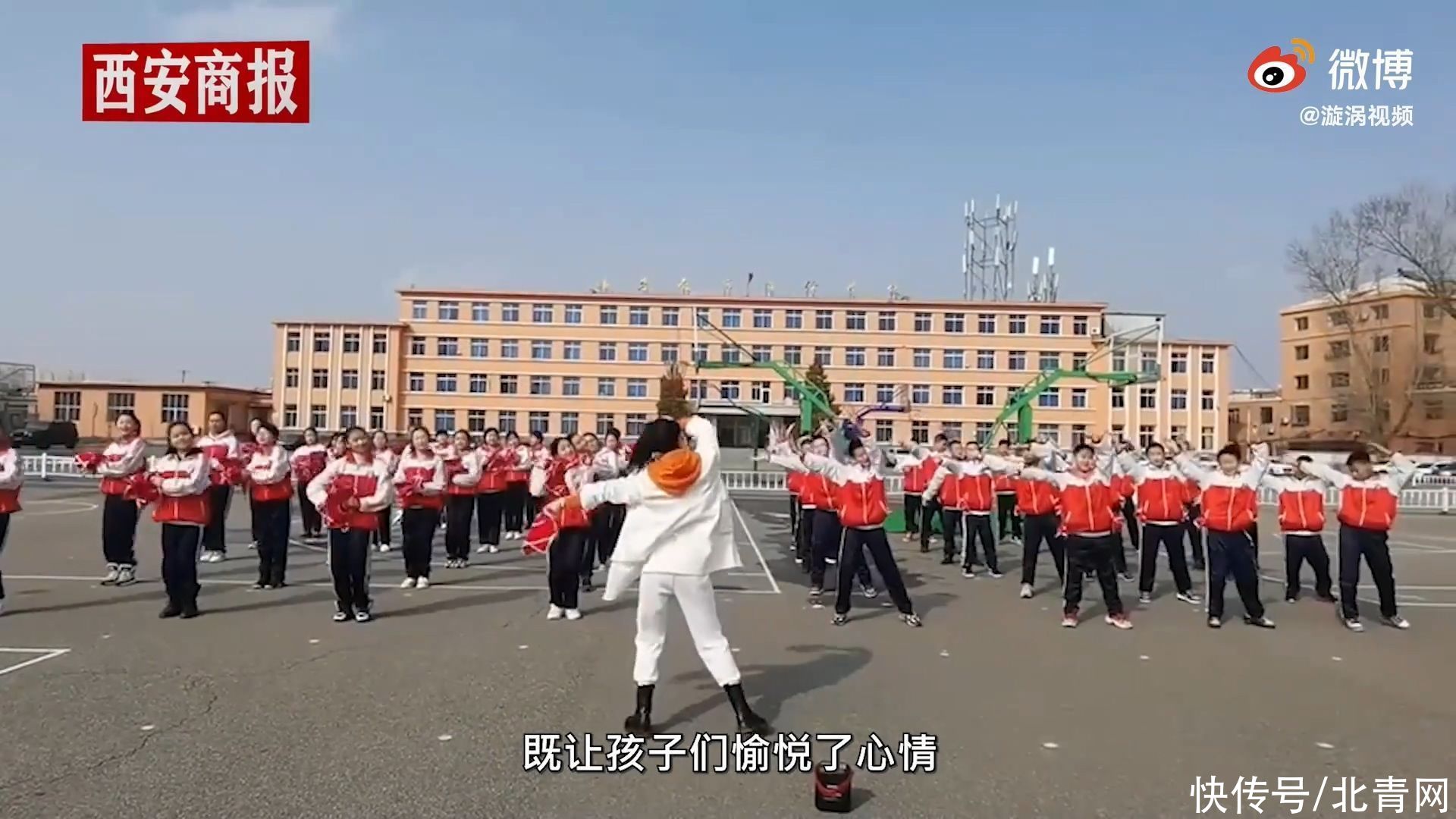 中学生伴流行乐操场扭秧歌，老师：让学生获得知识，愉悦心情