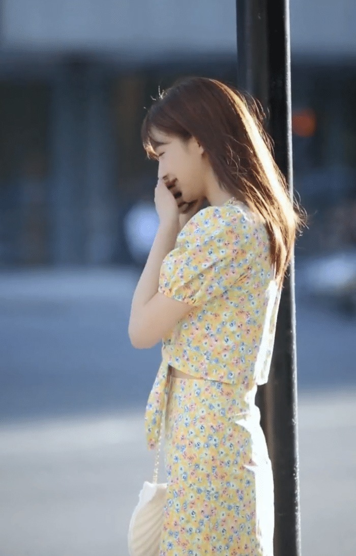 小姐姐|马路上这么吵，不应该是捂耳朵打电话吗