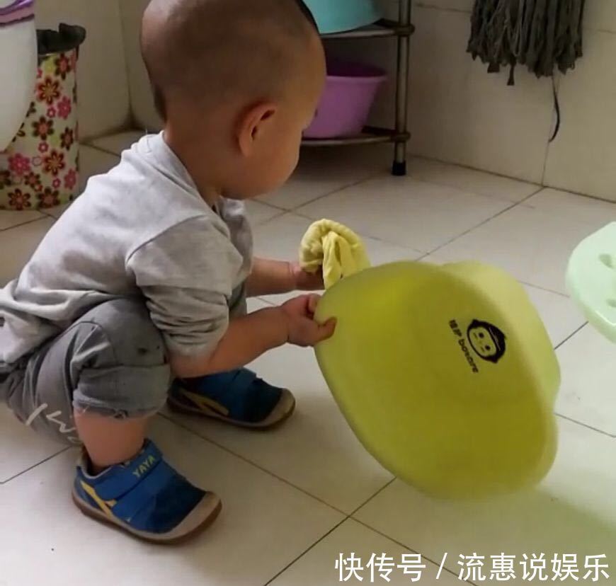 起床|宝宝早上起床,直接往厕所跑,妈妈跟过去一看,乐得笑弯了腰