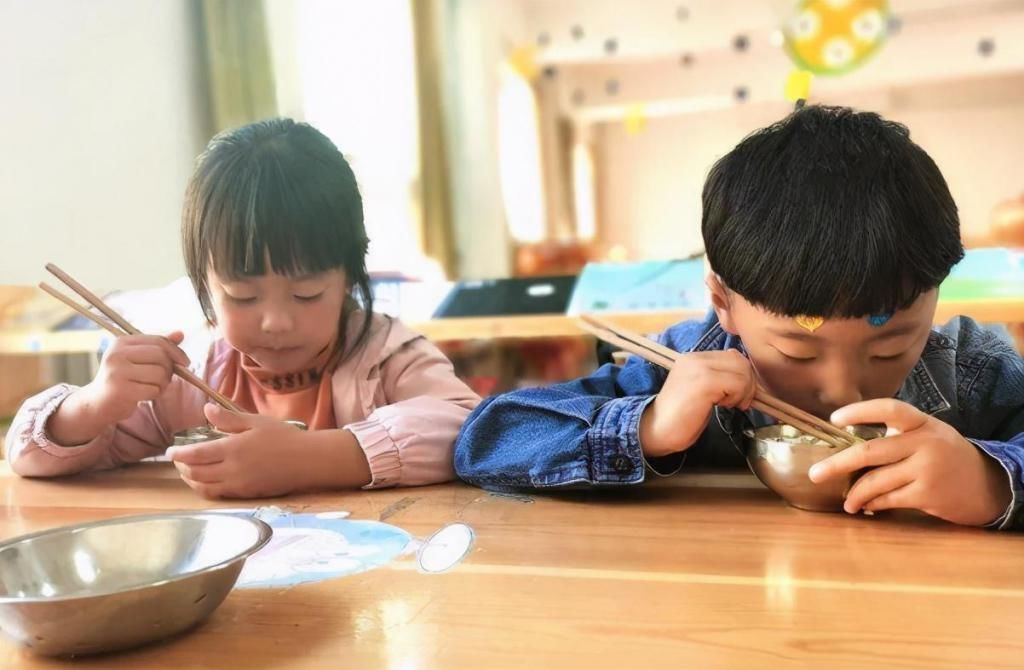 一日三餐|儿子在幼儿园午餐狂吃4碗,园长找来家长后,妈妈解释更令人吃惊