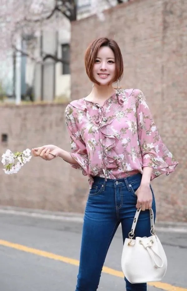 街拍时尚:清新特别的牛仔裤美女,好看有气质,显现出迷人的姿态