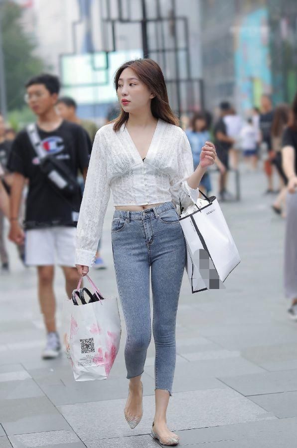 街拍|街拍美女长裤搭配短款衬衫，学气质小姐姐搭配非凡魅力