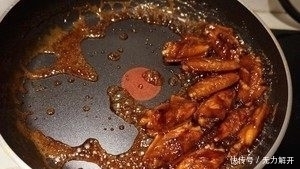 非常简单的一道荤菜,没有做过菜的人也能学会,好吃不腻