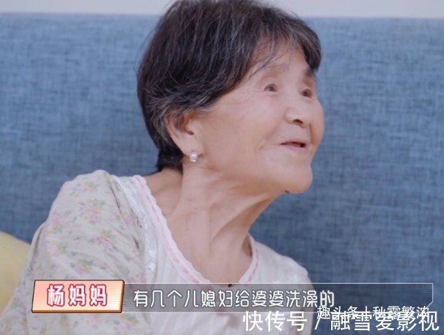 婆婆|黄圣依给婆婆洗澡，陈松伶跪地为婆婆穿鞋，孝顺背后是老公的差距