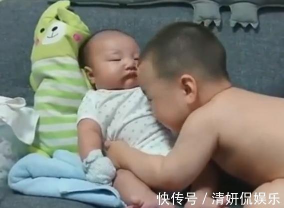 小知识|2岁哥哥想抱弟弟却抱不动,接下来做的事把妈妈萌化了,好可爱