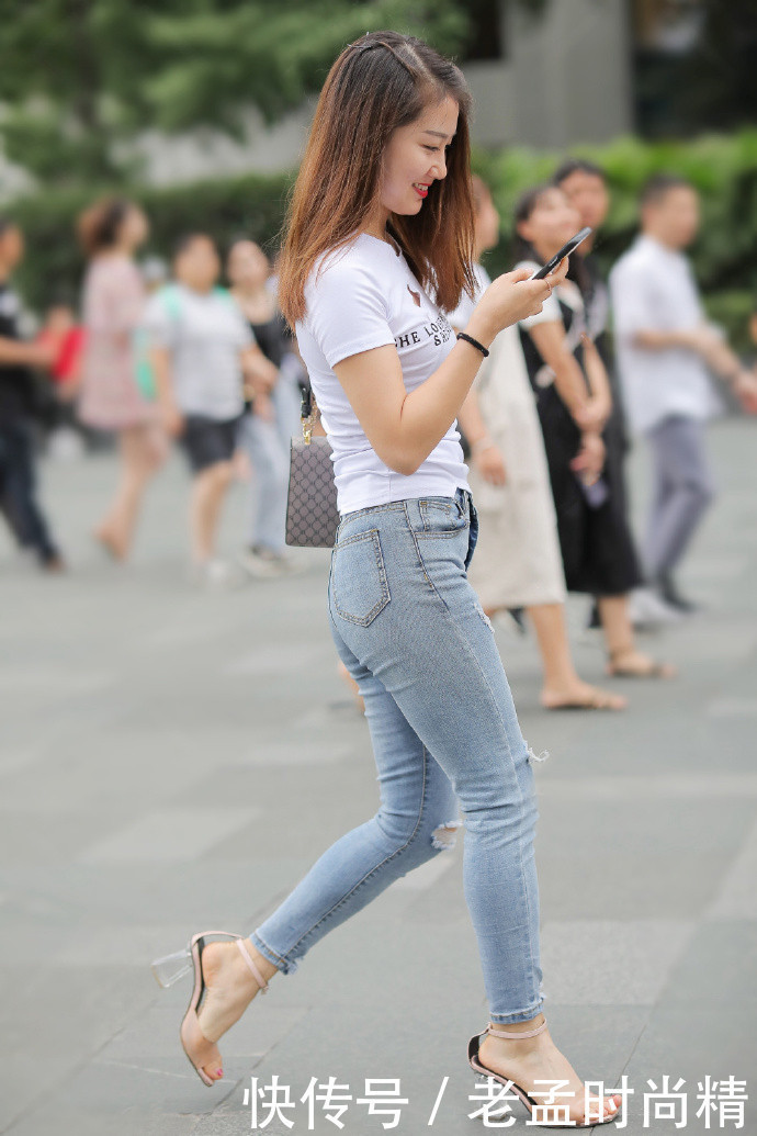 街拍牛仔裤装扮让你休闲有型,轻松展现出潇洒惬意的一面