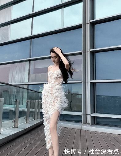 性感|迪丽热巴腰臀比绝了,身穿白色镂空羽毛裙,裸色内里设计够大胆!