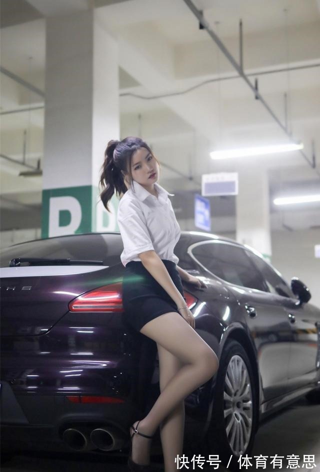 短裙 冷白色的短袖衬衫,搭配黑色的短裙十分的干练,日常上班都可以!