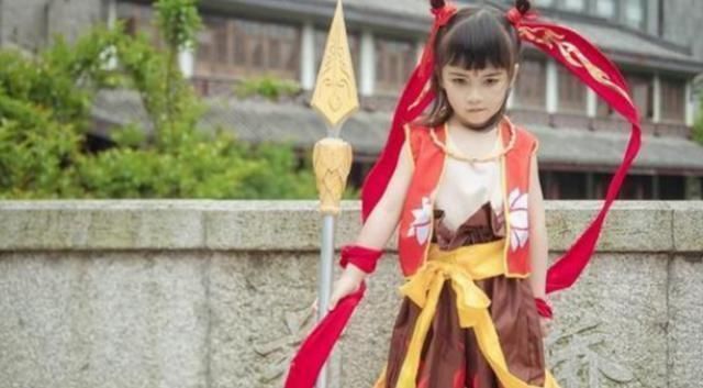 小男孩|7岁男孩COS“哪吒”走红,动作惟妙惟肖,网友:真人版魔童降世了