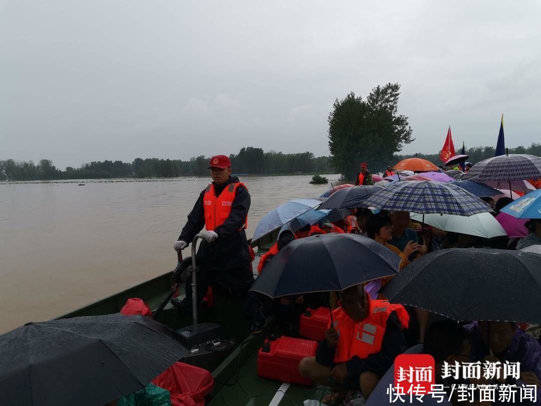 李泽文|转移千余名被困群众 6名动力舟桥操作手架起暴雨中的“生命之舟”