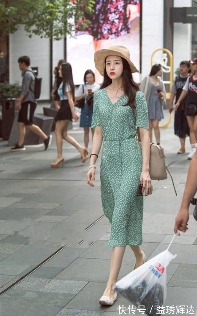 辣妈|小姐姐清新时尚的连衣裙搭配，美观大方显女神般的气质
